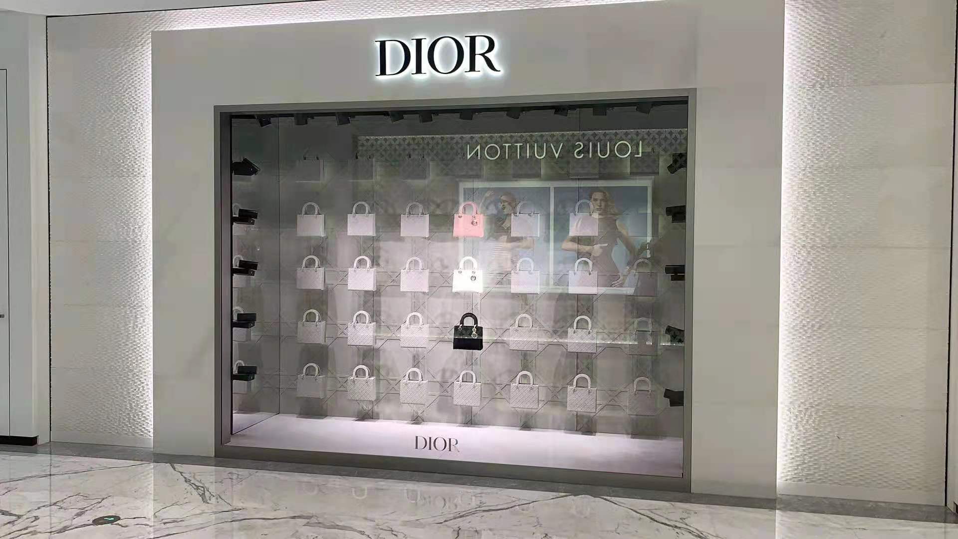 DIOR橱窗展示